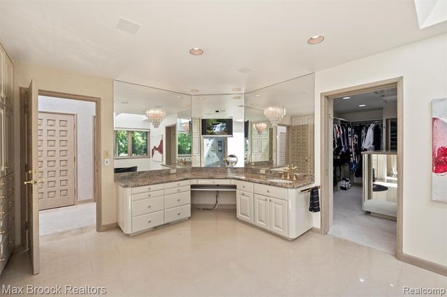 3333 W Shore Drive, Orchard Lake, MI 48324