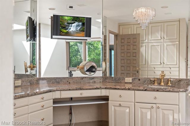 3333 W Shore Drive, Orchard Lake, MI 48324