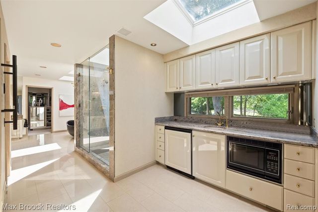 3333 W Shore Drive, Orchard Lake, MI 48324