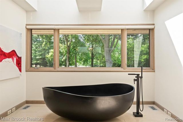 3333 W Shore Drive, Orchard Lake, MI 48324