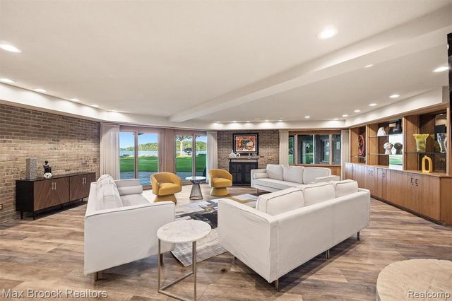 3333 W Shore Drive, Orchard Lake, MI 48324