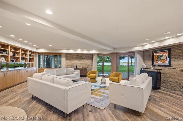 3333 W Shore Drive, Orchard Lake, MI 48324