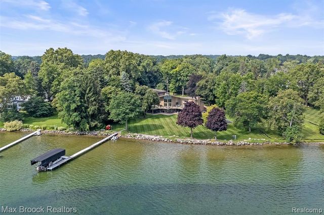 3333 W Shore Drive, Orchard Lake, MI 48324