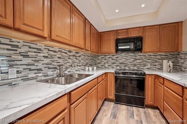 3333 W Shore Drive, Orchard Lake, MI 48324