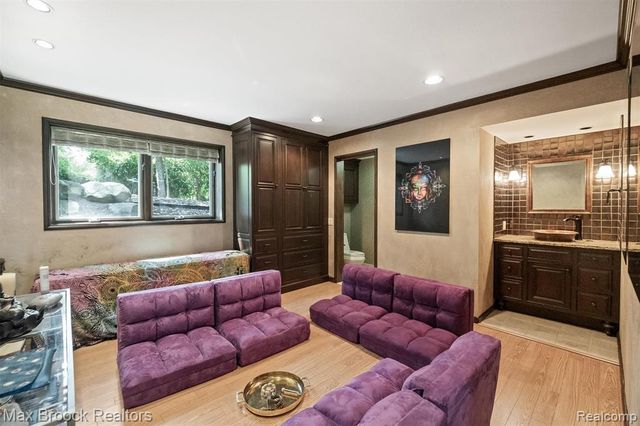 3333 W Shore Drive, Orchard Lake, MI 48324