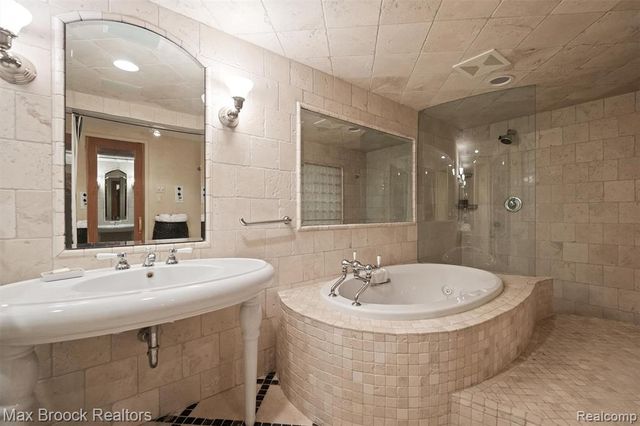 3333 W Shore Drive, Orchard Lake, MI 48324