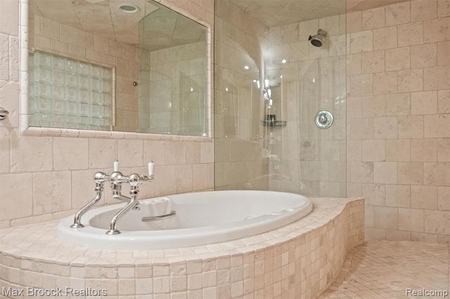 3333 W Shore Drive, Orchard Lake, MI 48324