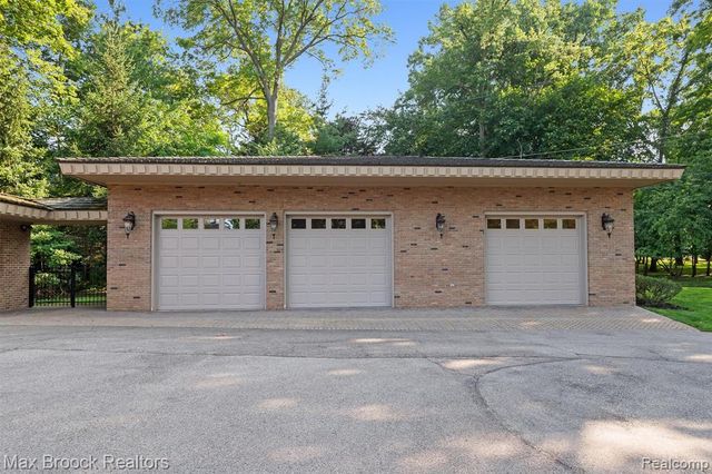 3333 W Shore Drive, Orchard Lake, MI 48324