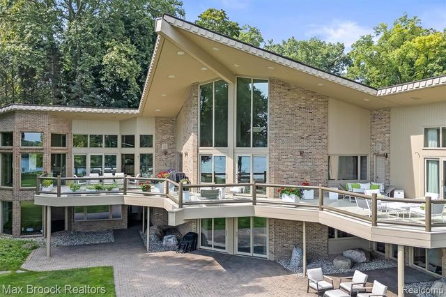 3333 W Shore Drive, Orchard Lake, MI 48324