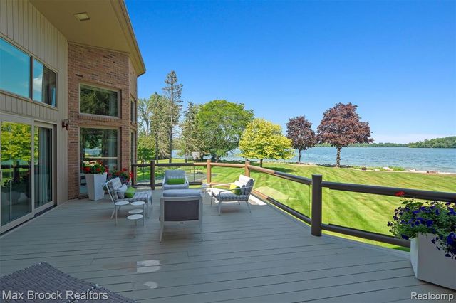 3333 W Shore Drive, Orchard Lake, MI 48324