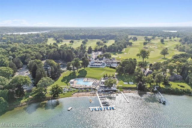 3333 W Shore Drive, Orchard Lake, MI 48324