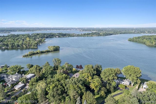 3333 W Shore Drive, Orchard Lake, MI 48324