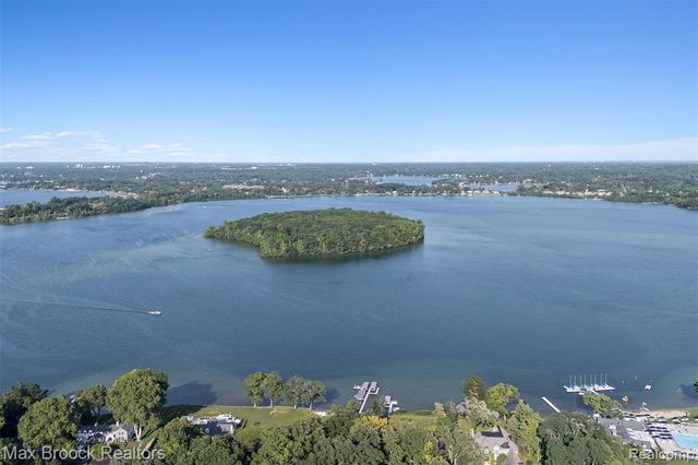 3333 W Shore Drive, Orchard Lake, MI 48324