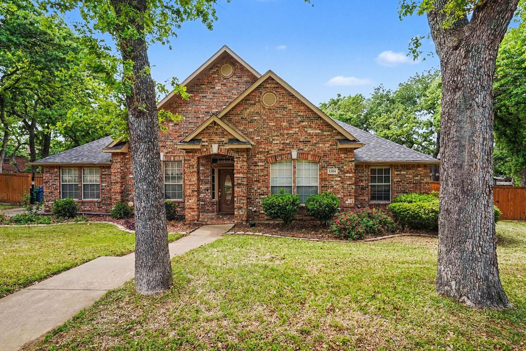 1304 Pheasant Run, Crowley, TX 76036