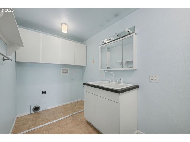 3855 FERRY St, Eugene, OR 97405