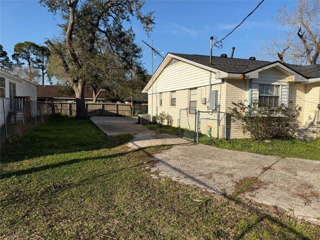1014 Robinson Street, Alvin, TX 77511
