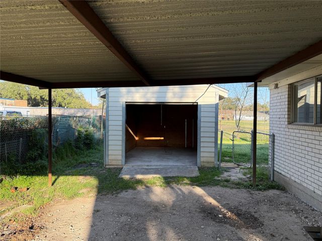 1014 Robinson Street, Alvin, TX 77511