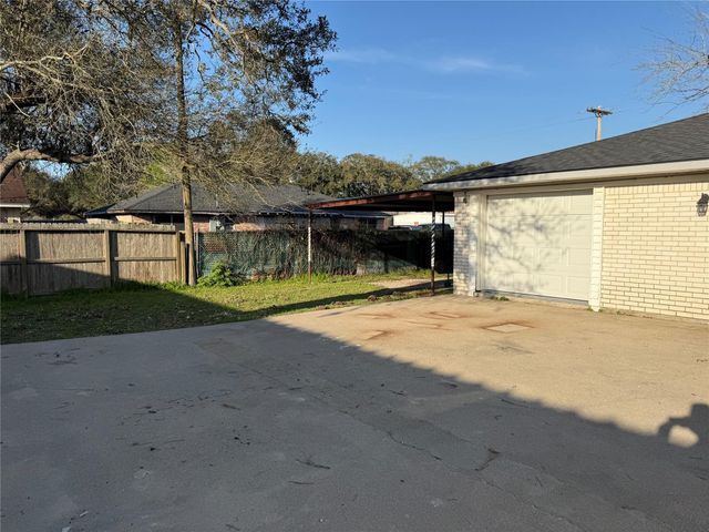 1014 Robinson Street, Alvin, TX 77511