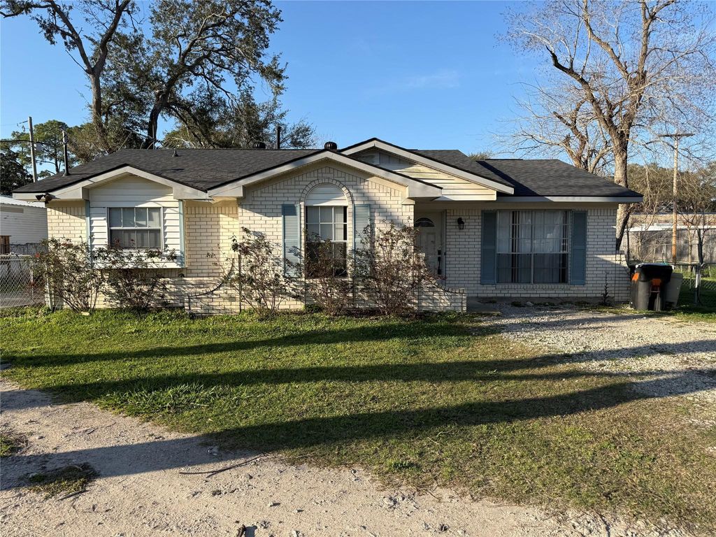 1014 Robinson Street, Alvin, TX 77511