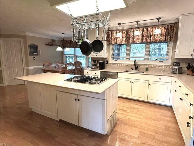 810 Hedgerow CT, Chesapeake, VA 23322
