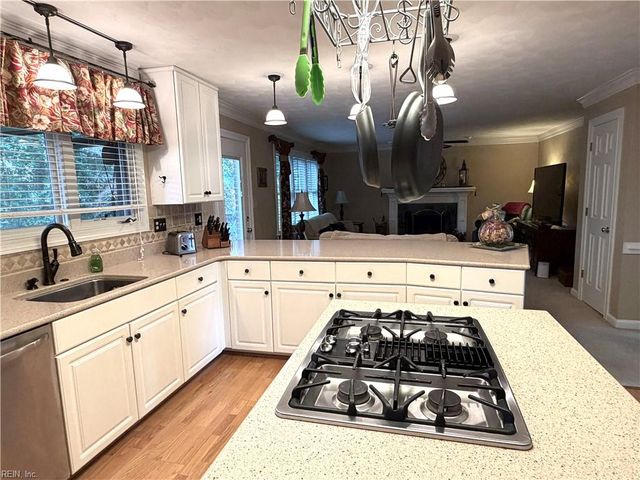 810 Hedgerow CT, Chesapeake, VA 23322