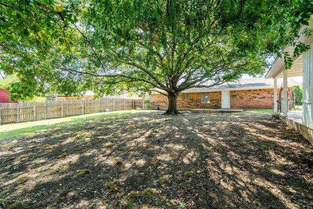 810 S Western Hills Drive, Howe, TX 75459