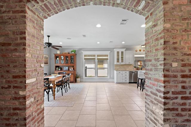 38086 Valley Woods Ct, Prairieville, LA 70769