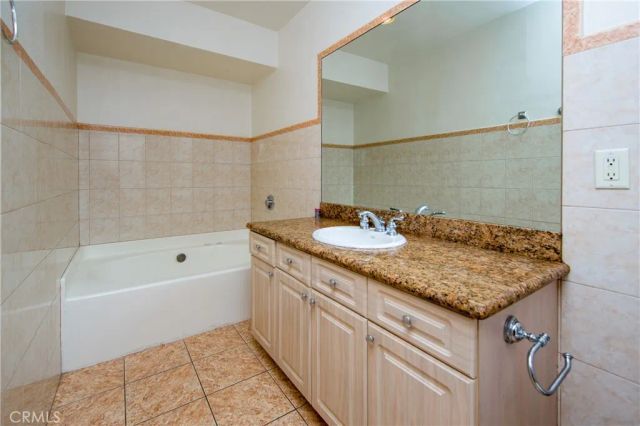 9642 Via Torino 132, Sun Valley, CA 91504