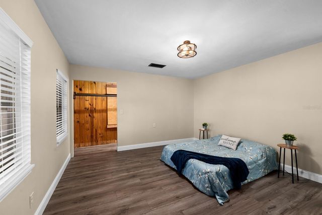 611 N WIGGINS ROAD, Plant City, FL 33566