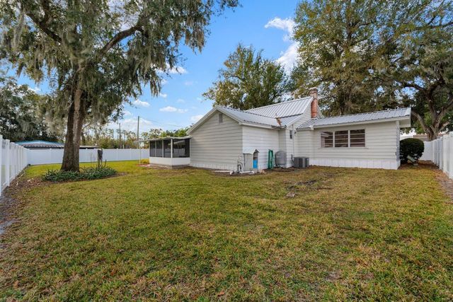 611 N WIGGINS ROAD, Plant City, FL 33566