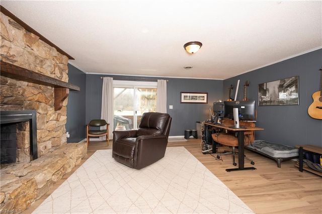 399 Comanche Drive, Advance, NC 27006