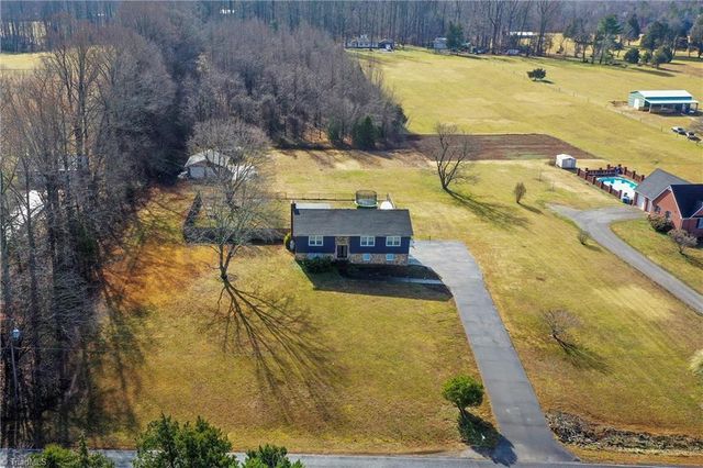 399 Comanche Drive, Advance, NC 27006