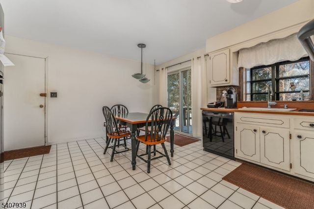 3 Meadow Lark Ct, Raritan Twp., NJ 08822