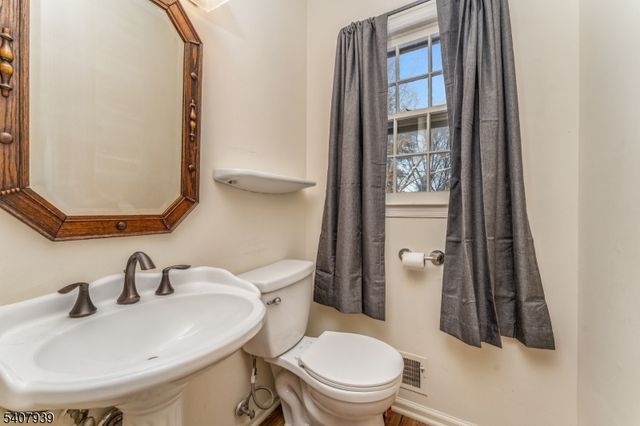 3 Meadow Lark Ct, Raritan Twp., NJ 08822