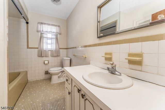 3 Meadow Lark Ct, Raritan Twp., NJ 08822