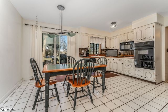 3 Meadow Lark Ct, Raritan Twp., NJ 08822