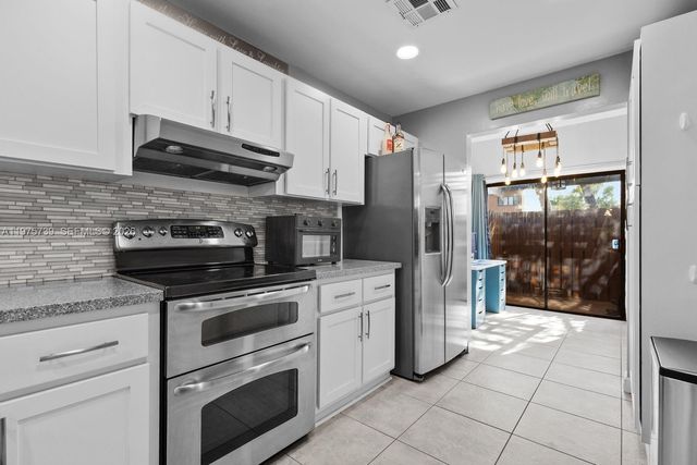 4169 S Pine Island Rd, Davie, FL 33328