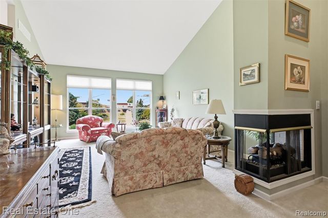 37585 Newburg Park Circle 16, Livonia, MI 48152