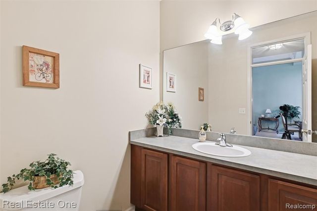 37585 Newburg Park Circle 16, Livonia, MI 48152