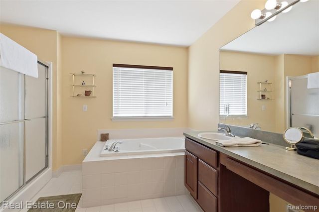 37585 Newburg Park Circle 16, Livonia, MI 48152