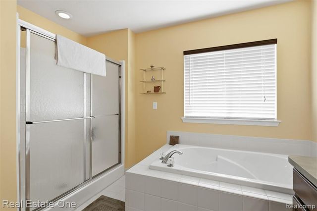 37585 Newburg Park Circle 16, Livonia, MI 48152