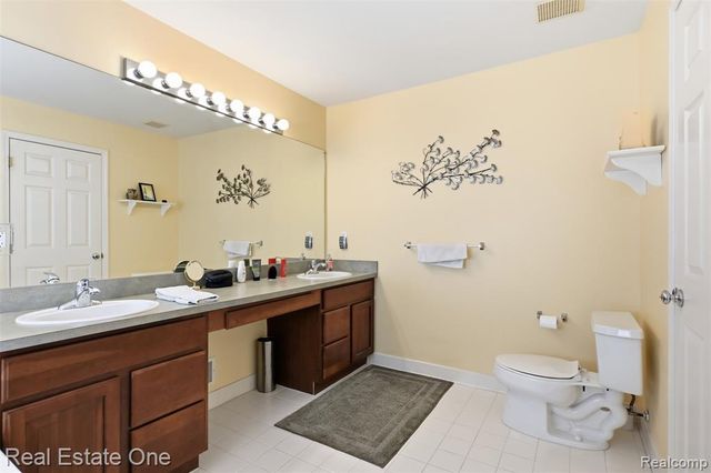37585 Newburg Park Circle 16, Livonia, MI 48152