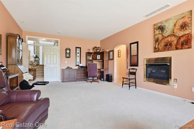 37585 Newburg Park Circle 16, Livonia, MI 48152