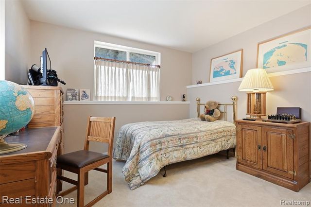 37585 Newburg Park Circle 16, Livonia, MI 48152