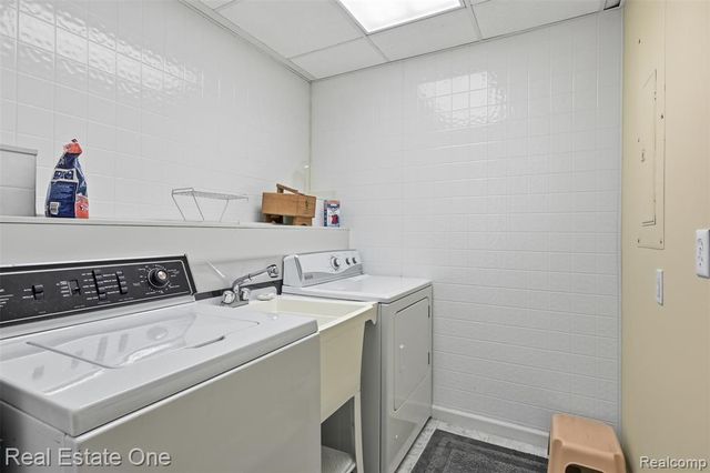 37585 Newburg Park Circle 16, Livonia, MI 48152