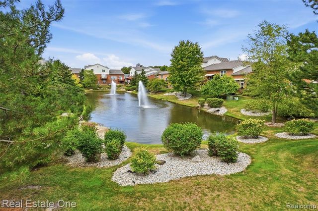 37585 Newburg Park Circle 16, Livonia, MI 48152