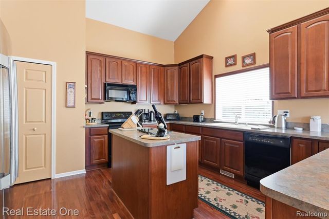 37585 Newburg Park Circle 16, Livonia, MI 48152
