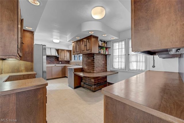 1284 Overlook Road, Lakewood, OH 44107
