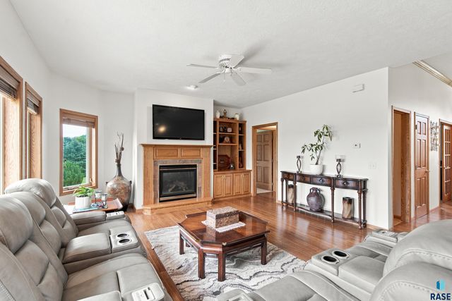 47588 255th St Street, Renner, SD 57055