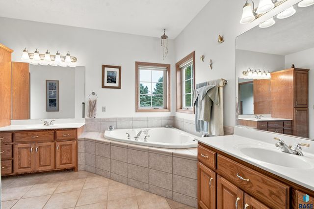 47588 255th St Street, Renner, SD 57055